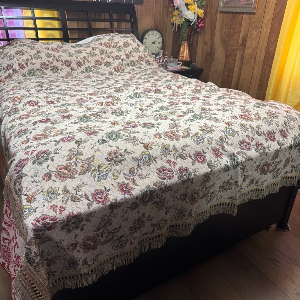 Vintage‎ Floral Patterned Bedspread